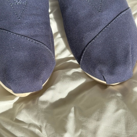 TOMS Classic Navy Canvas Loafers Size 8.5 - Picture 3 of 10